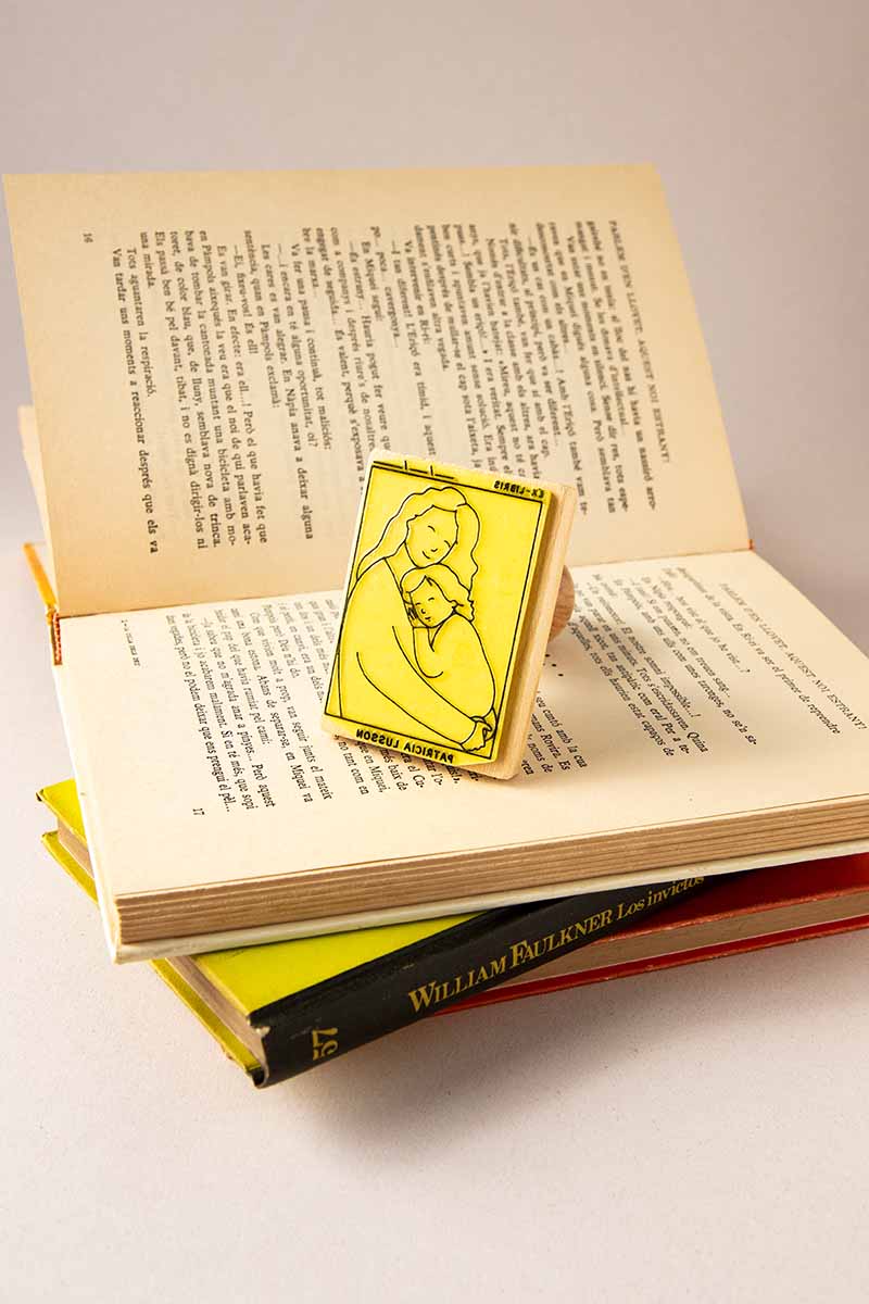 Sello ex-libris con madre y hijo dándose un abrazo