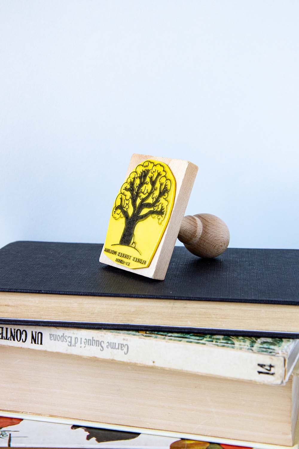 Sello ex-libris con un árbol negro