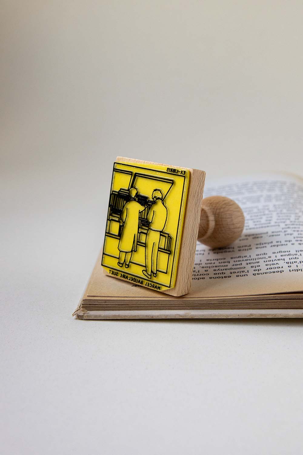 Sello ex-libris con dos personas mirando los libros en los bouquinistes de París