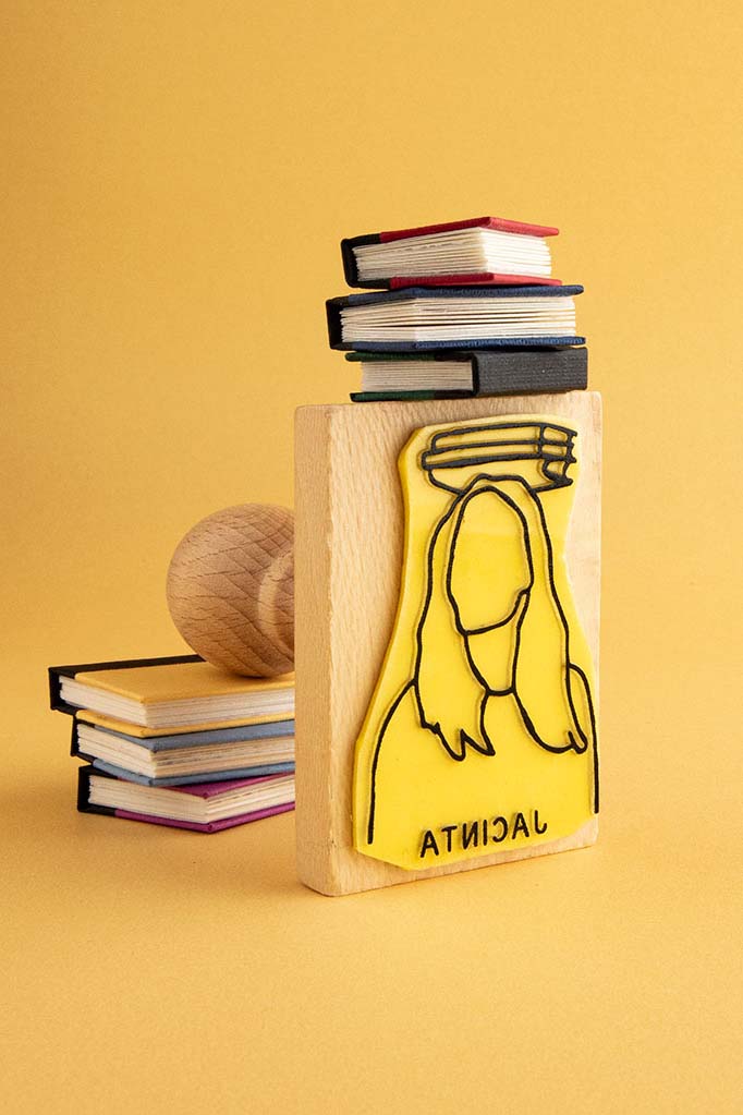 Sello ex-libris con una persona con libros encima de su cabeza