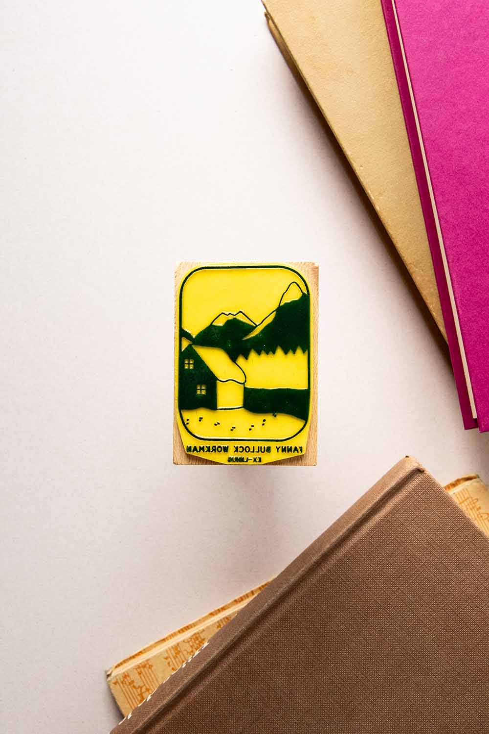 Sello ex-libris con un paisaje con un chalet nevado y una montaña en el fondo