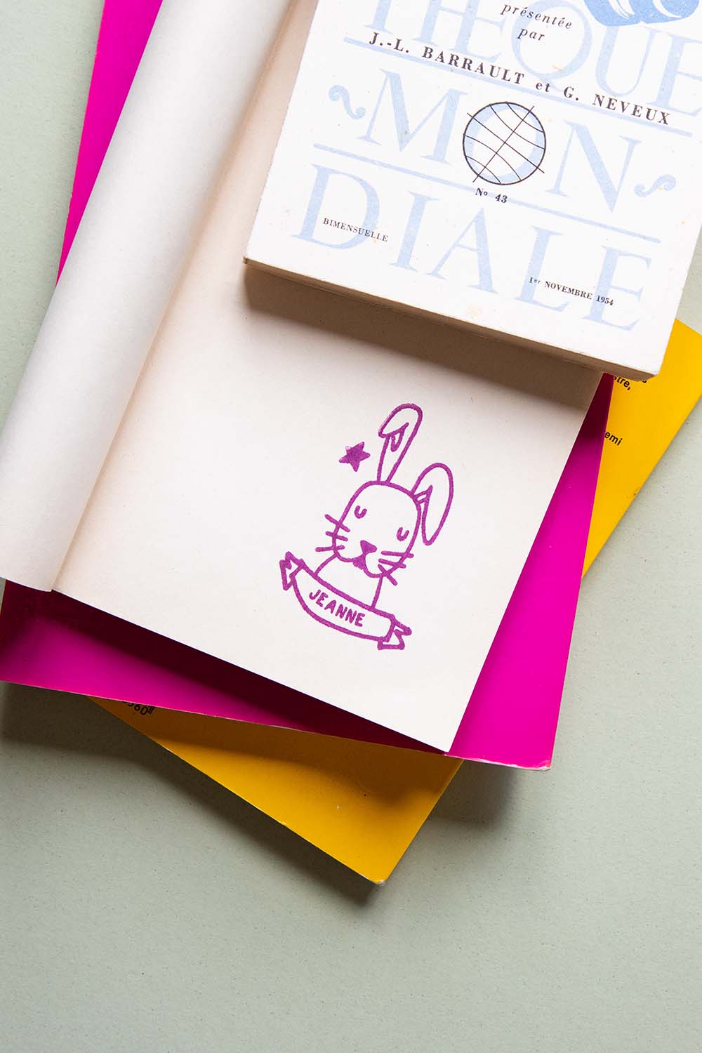 Portadilla de libro estampada con sello exlibris de un conejo