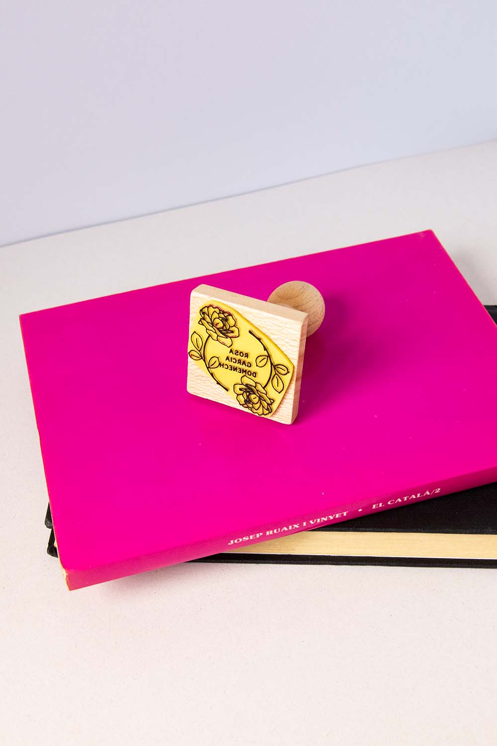 Sello ex-libris con dos rosas que crean un círculo