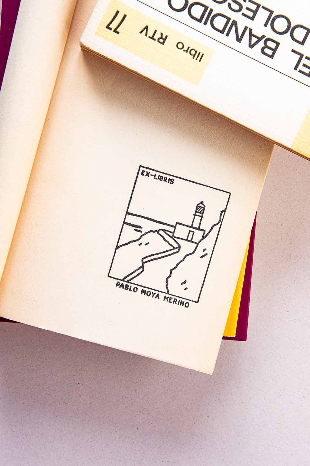 Portadilla de un libro estampada con faro