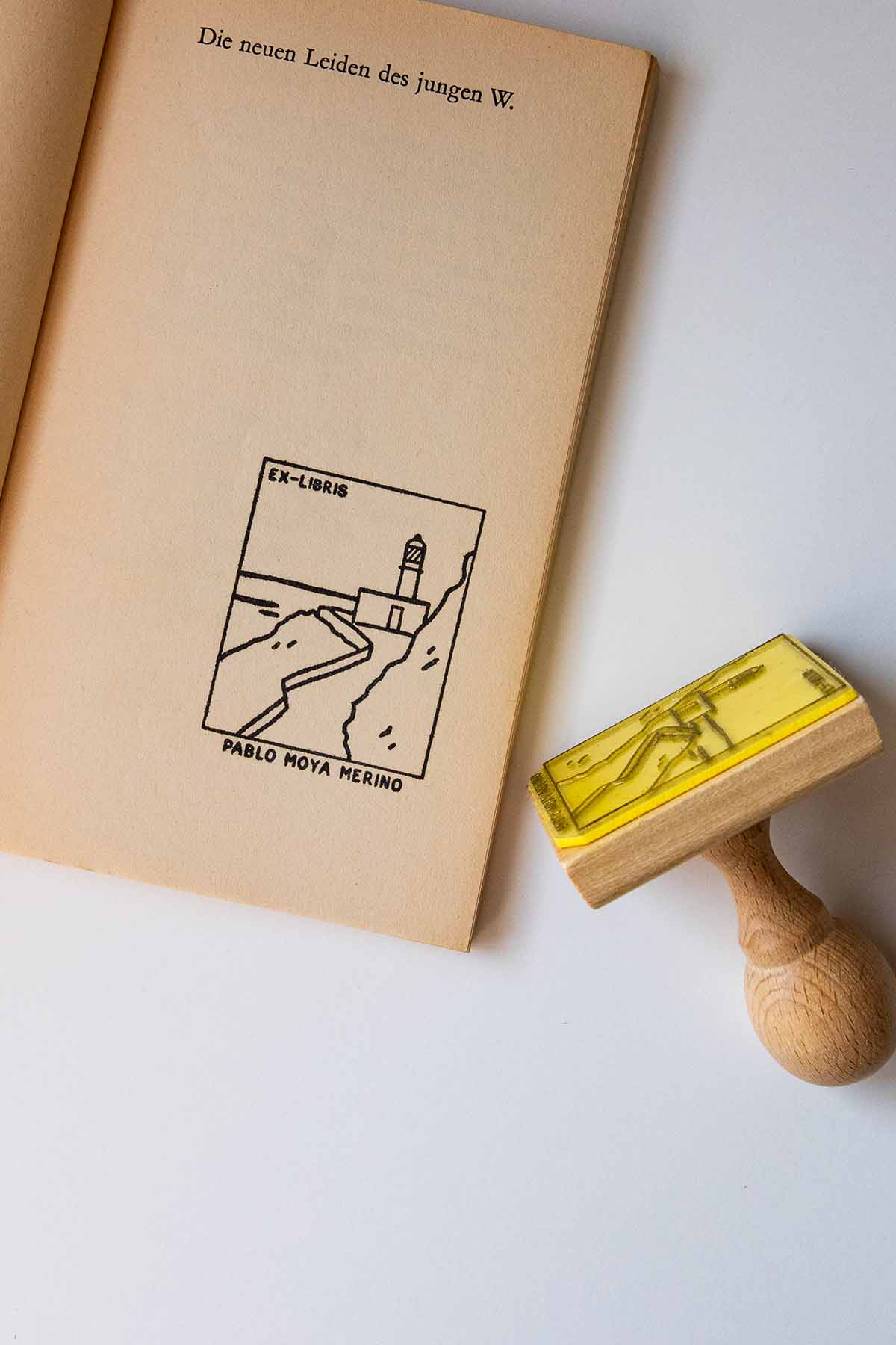 Portadilla de un libro estampada con faro y sello