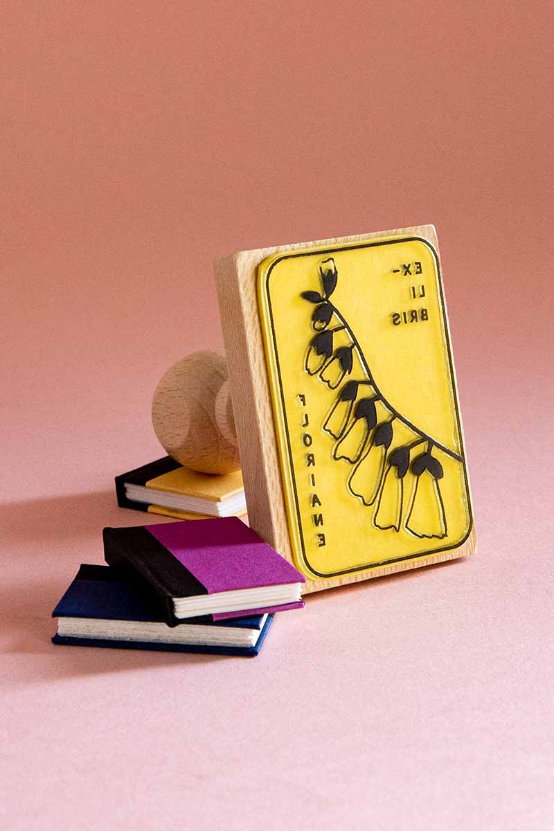 Sello ex-libris con un motivo floral