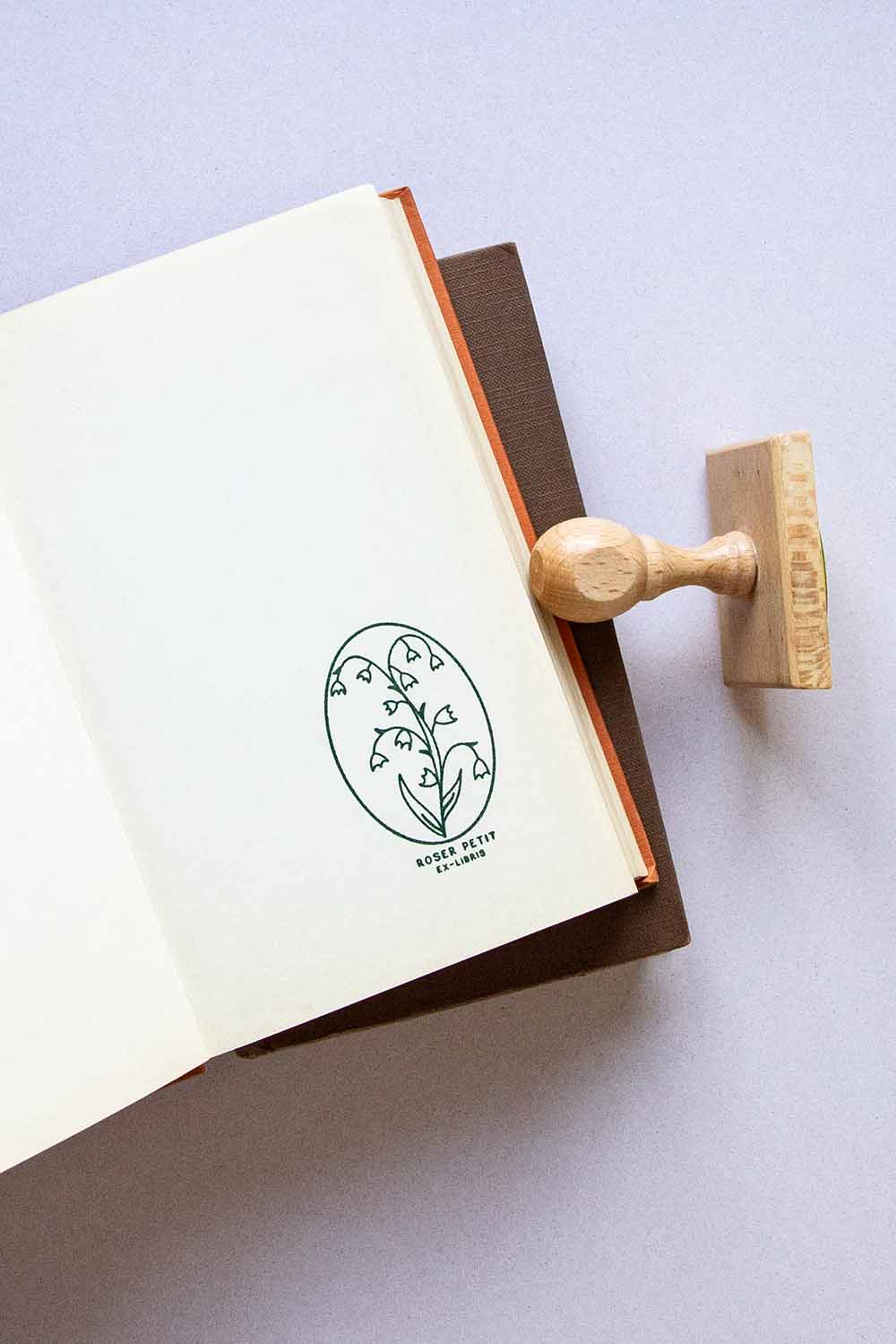 Papel estampado con un sello exlibris de flores campanilla y sello