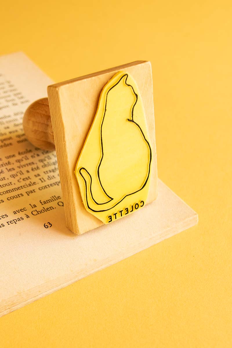 Sello ex-libris de un gato sentado de espaldas