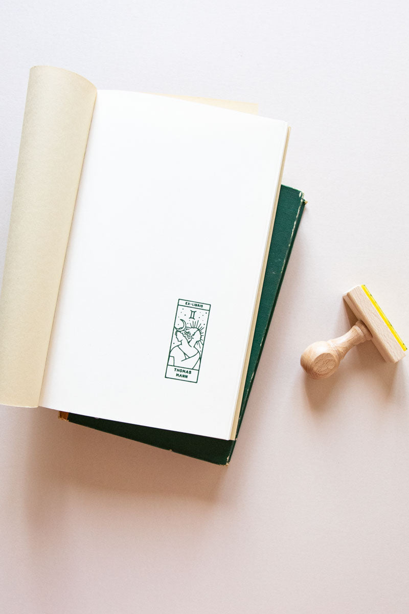 Portadilla de libro estampado con sello exlibris con signo del zodiaco géminis