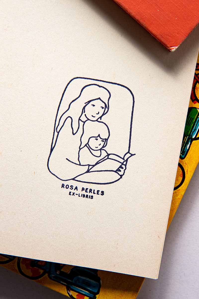 Portadilla de libro estampado con sello exlibris con madre y hija leyendo un mismo libro
