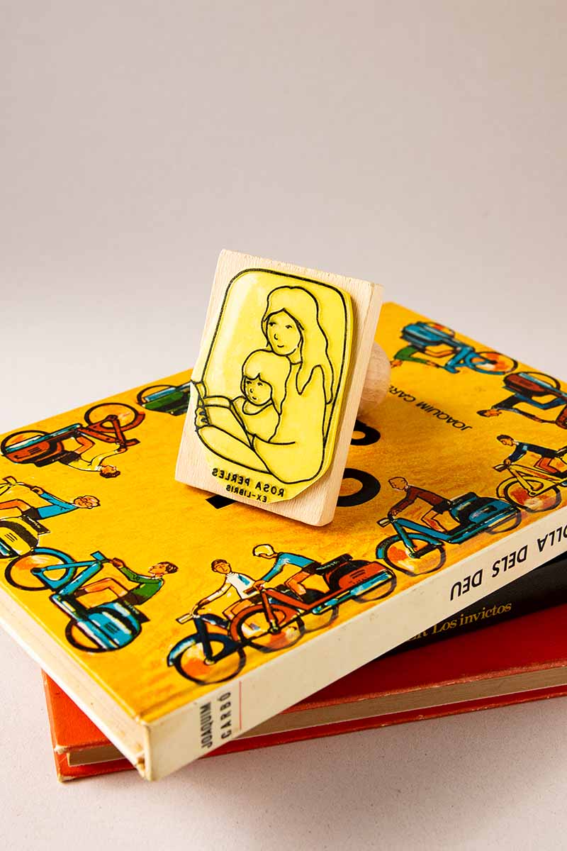 Sello ex-libris con madre y hija leyendo un mismo libro