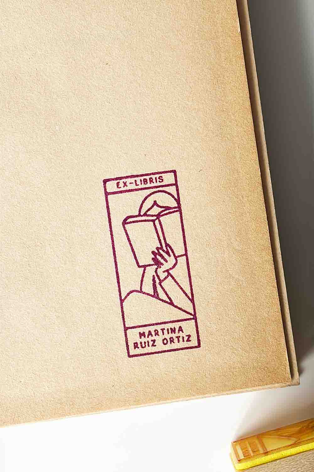 Portadilla de libro estampada con una persona leyendo