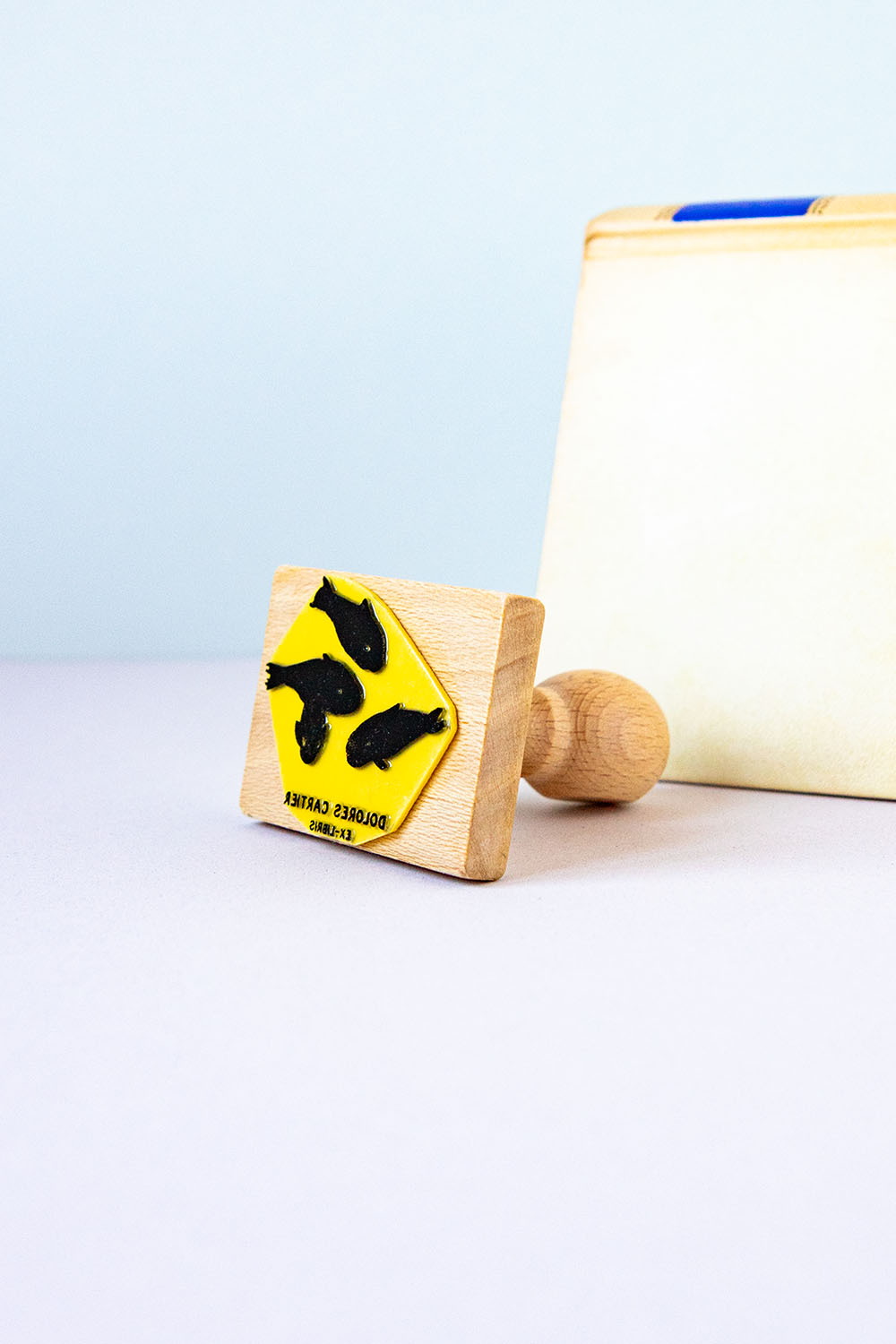 Sello exlibris grabado con peces rojos nadando en diferentes direcciones