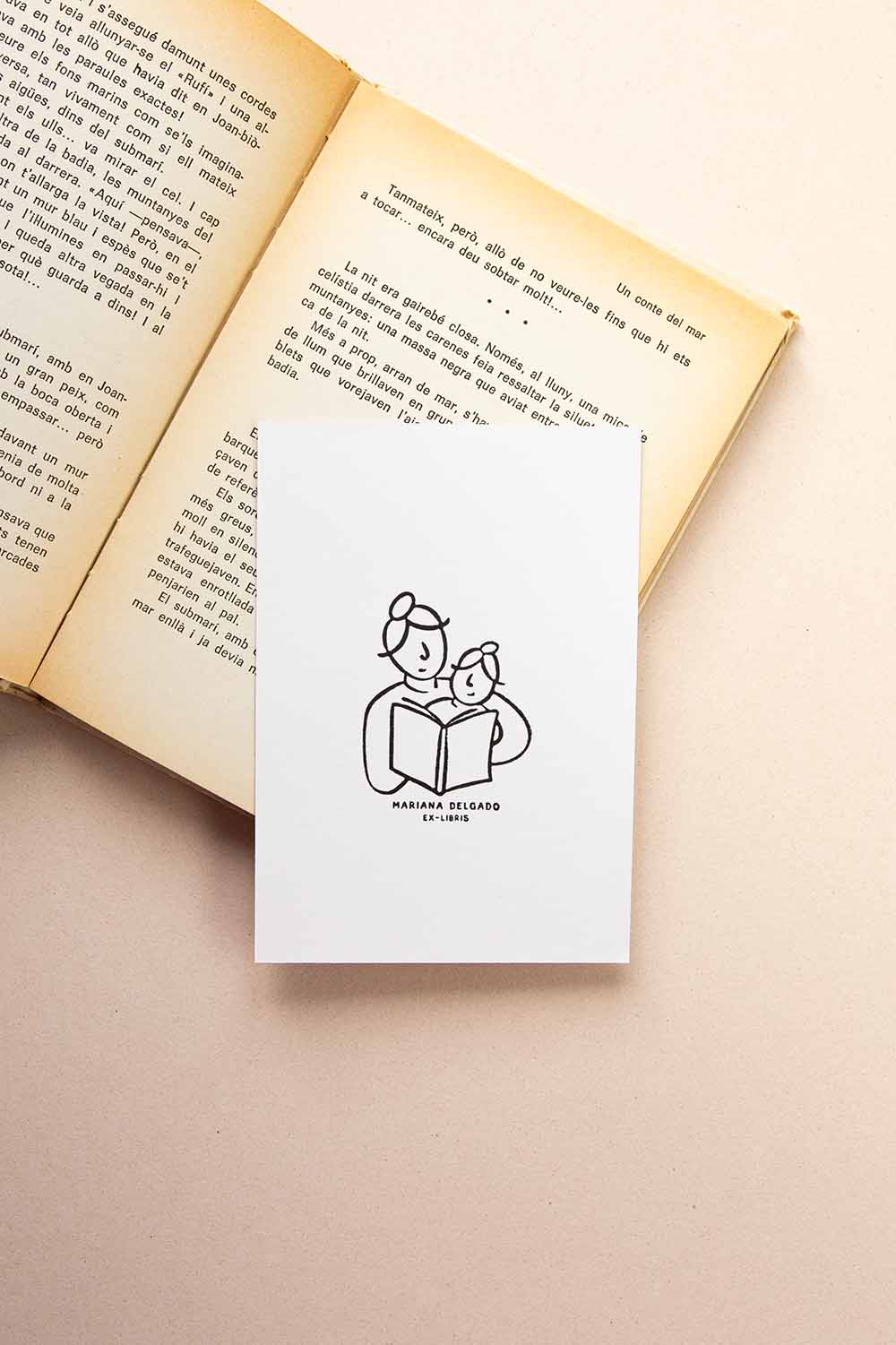 Portadilla de un libro estampada con una madre leyendo a su hija pequeña