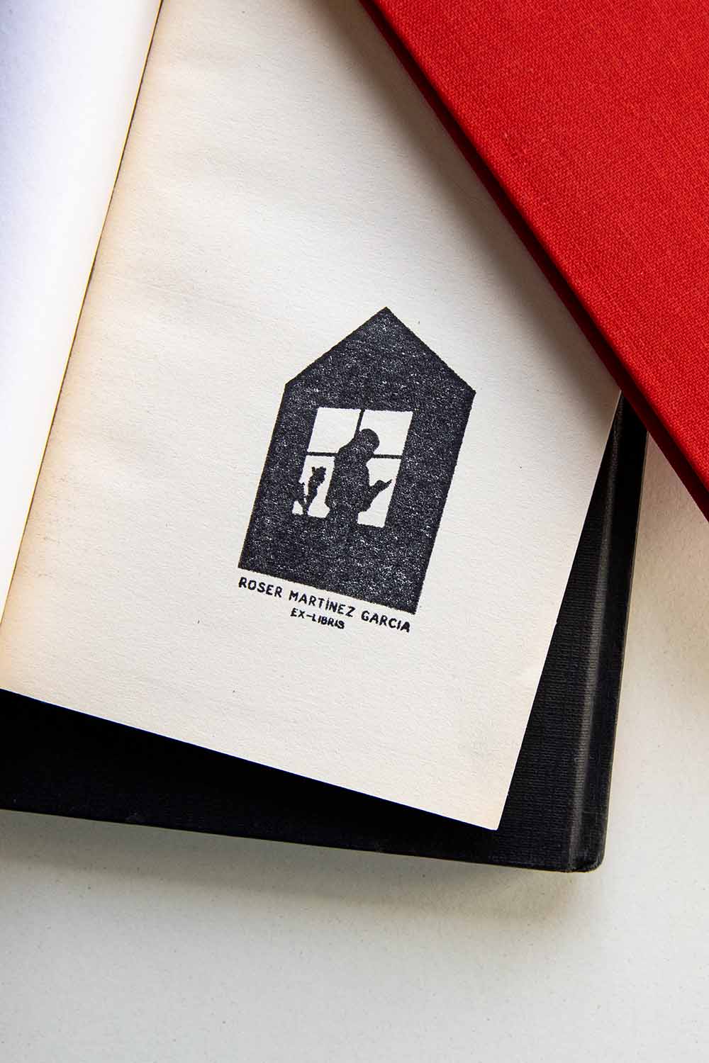 Portadilla de libro estampada con sello exlibris de una silueta de una persona leyendo un libro junto a una ventana