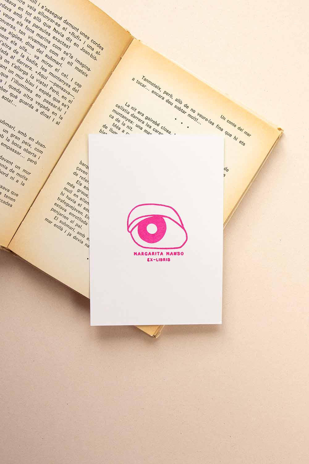 Portadilla de libro estampada con sello exlibris de un ojo
