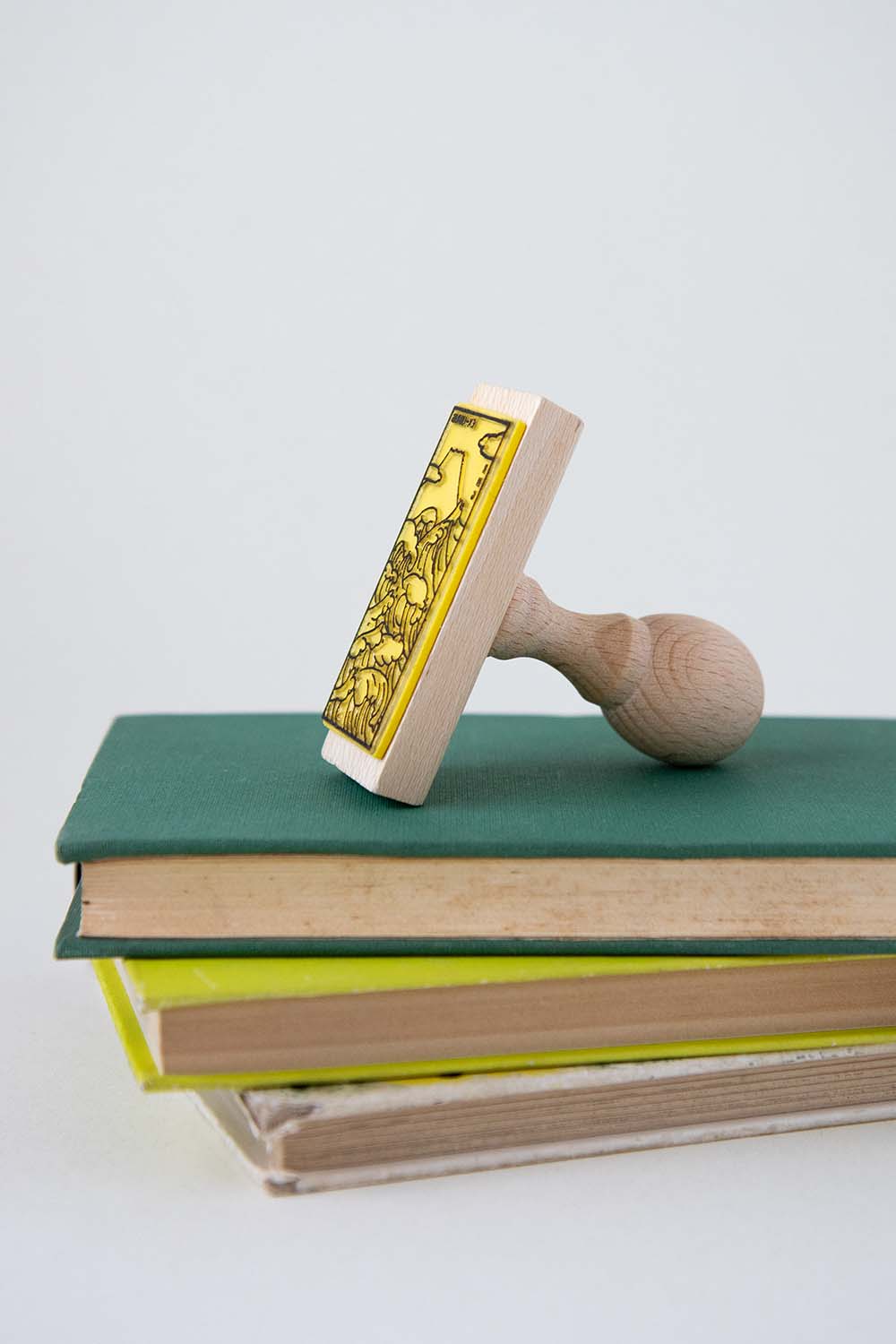 Sello exlibris grabado con olas y al fondo el monte Fuji