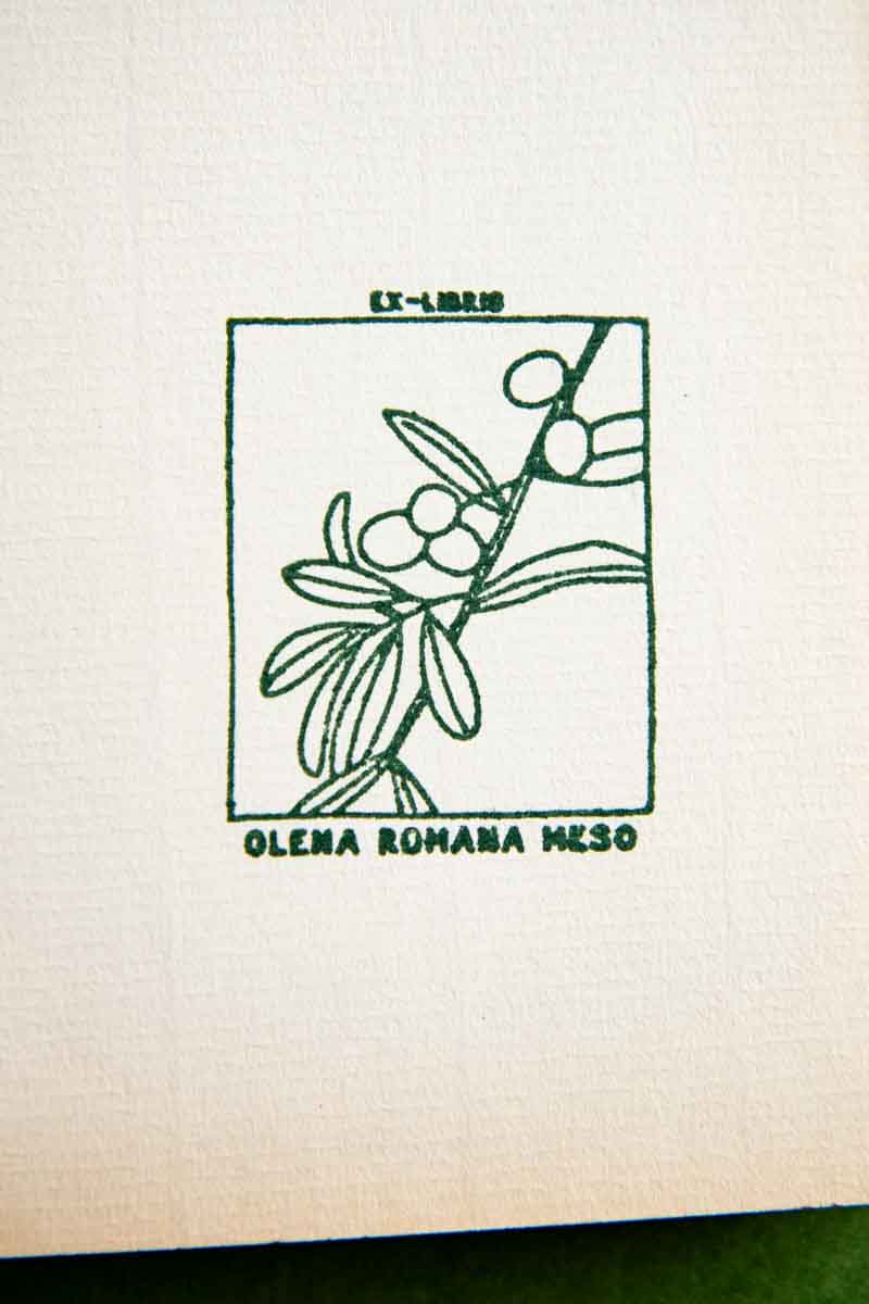 Portadilla de libro estampado con sello exlibris con un olivo