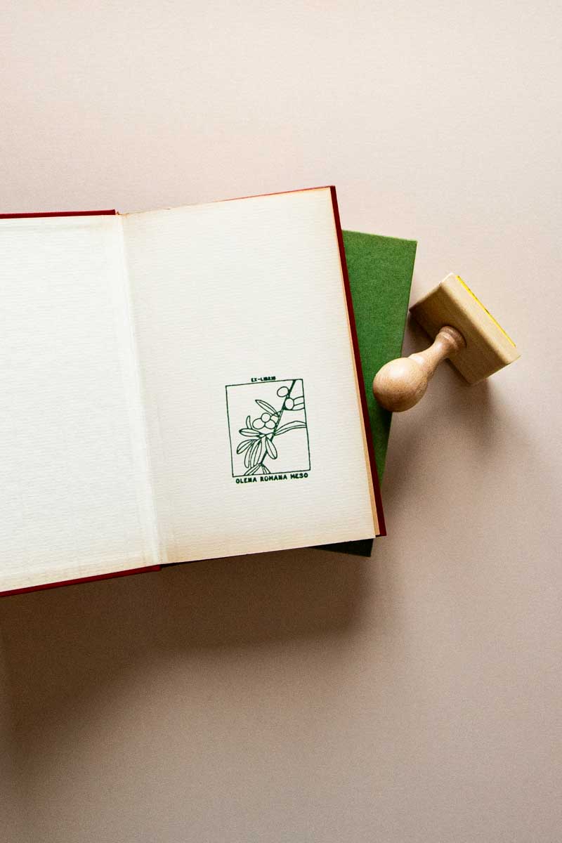 Portadilla de libro estampado con sello exlibris con un olivo