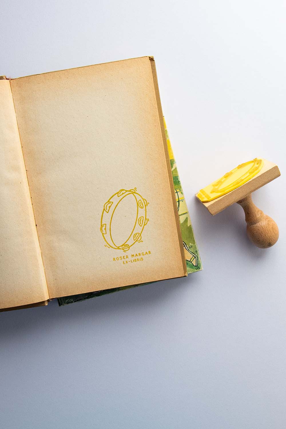 Portadilla de libro estampado con sello exlibris de pandereta y sello