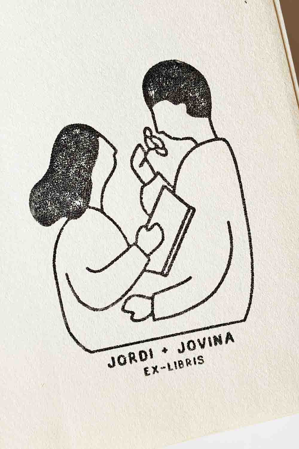 Portadilla de libro estampada con una pareja leyendo y oliendo una rosa