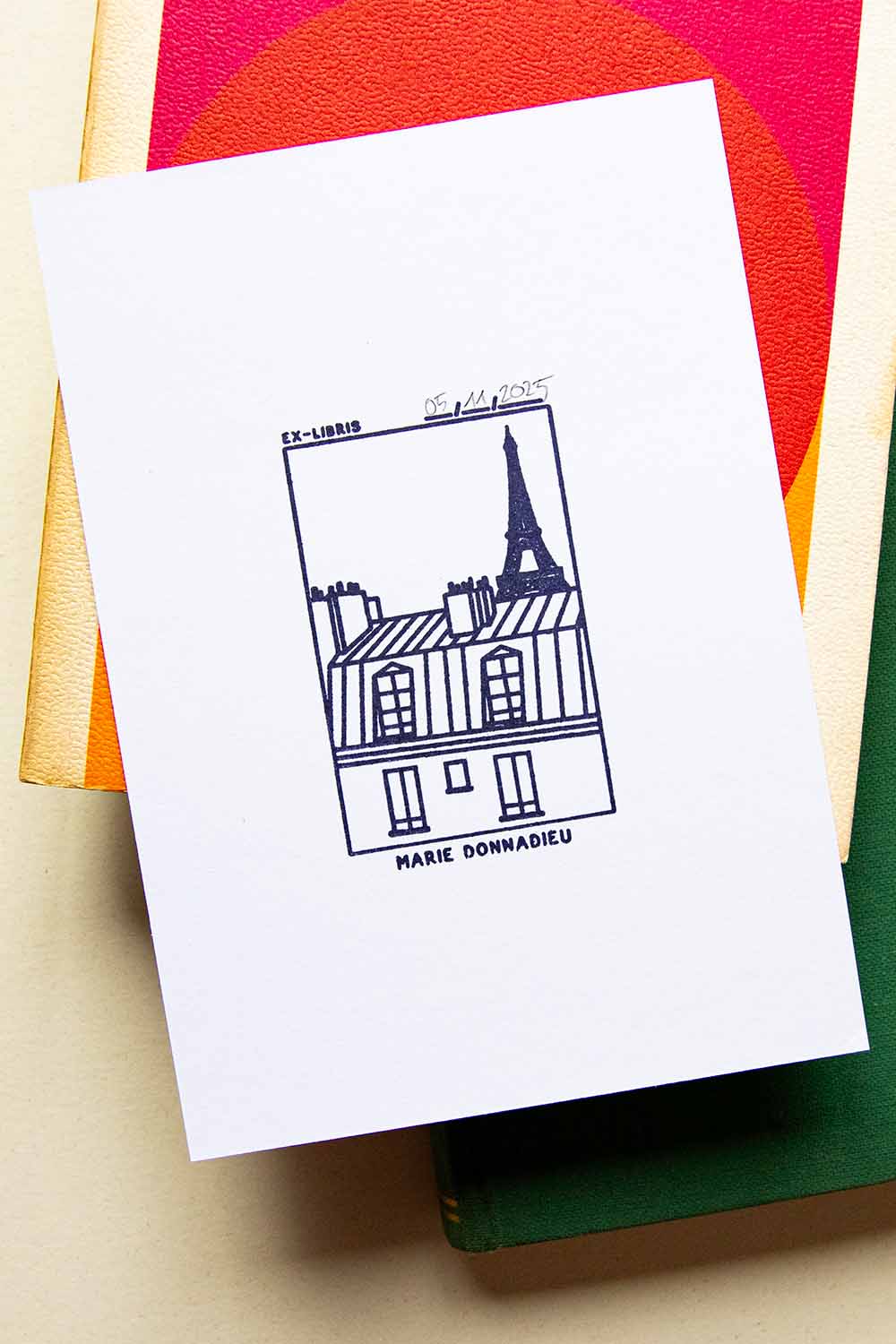 Portadilla de libro estampada con un edificio de París con la torre Eiffel