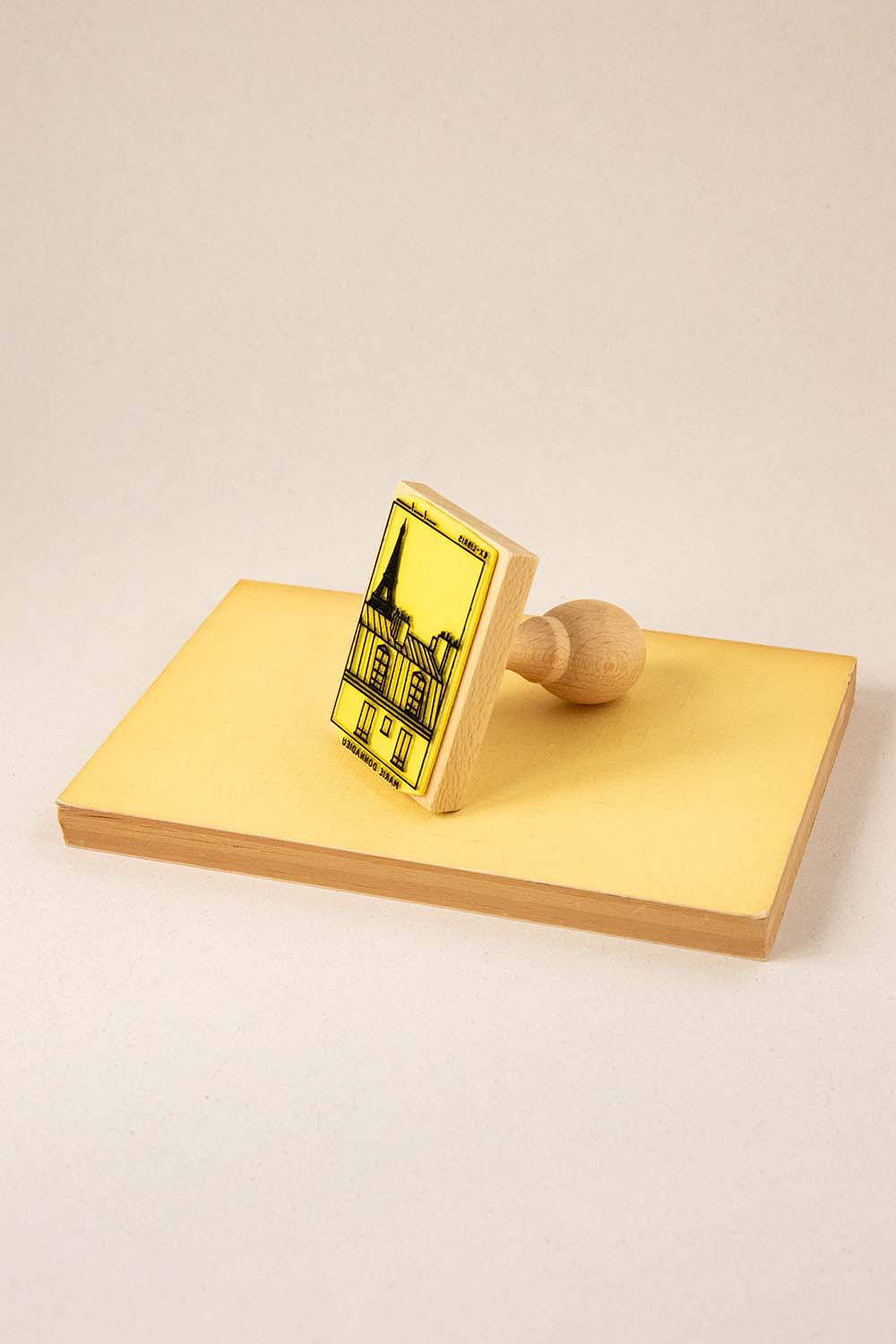 Sello ex-libris con un edificio de París con la torre Eiffel