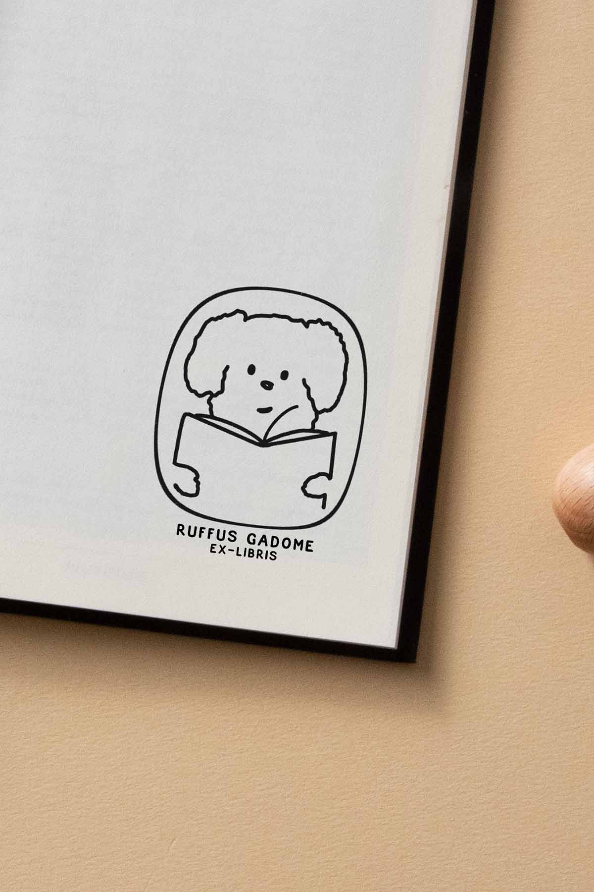 Portadilla de libro estampado con sello exlibris de un perro leyendo