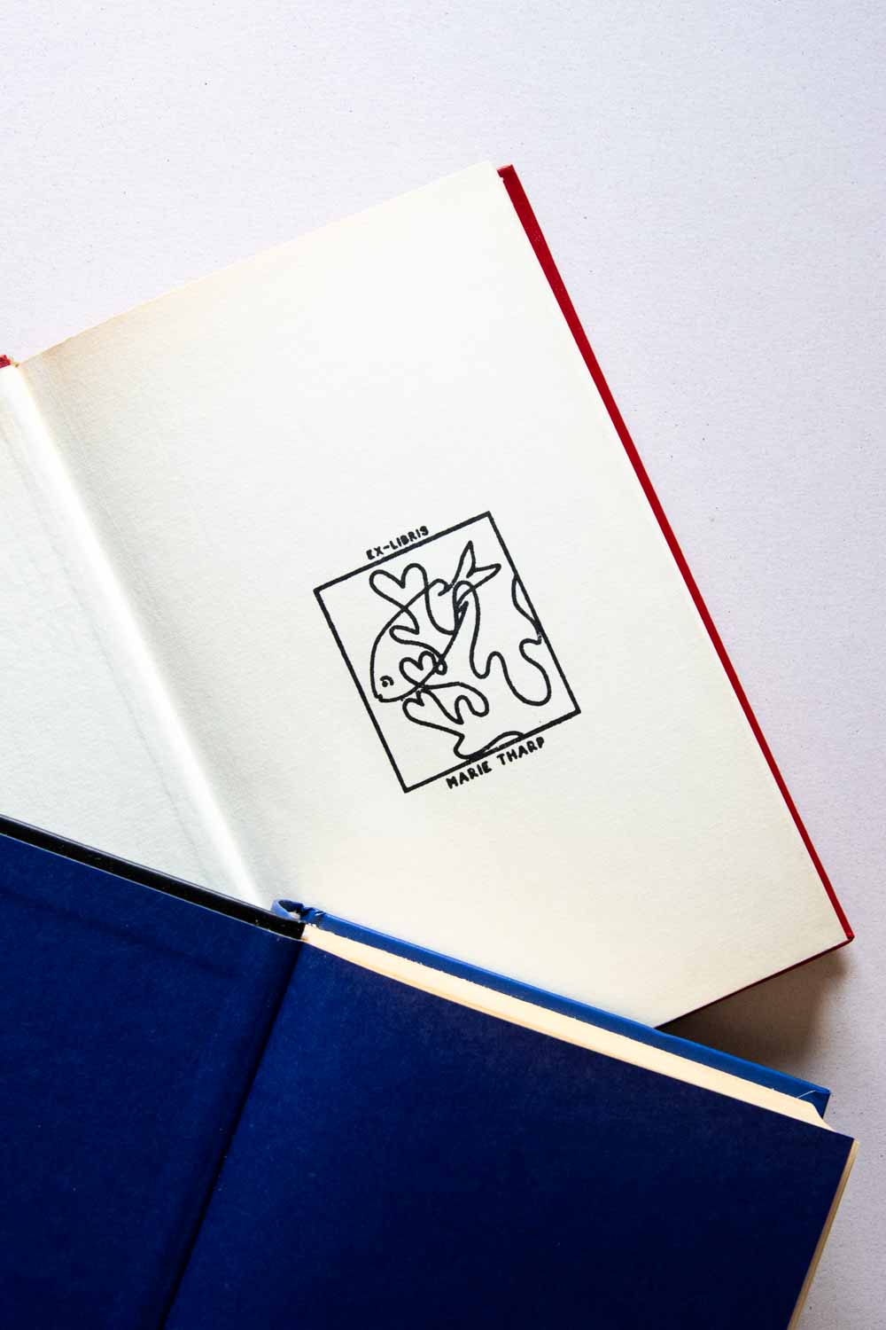 Portadilla de libro estampado con sello exlibris con pez en un coral