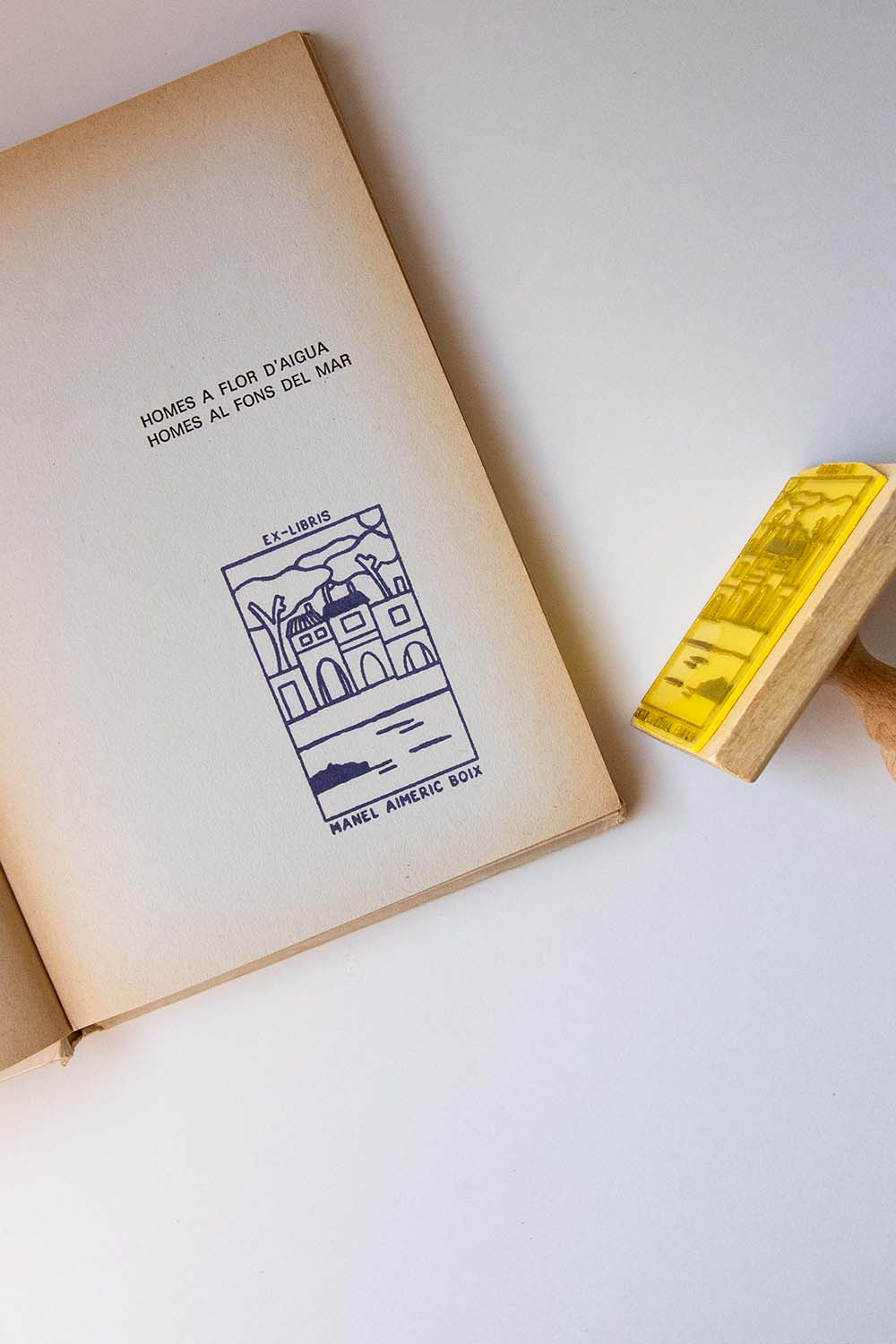 Portadilla de un libro estampada con un pueblo de costa