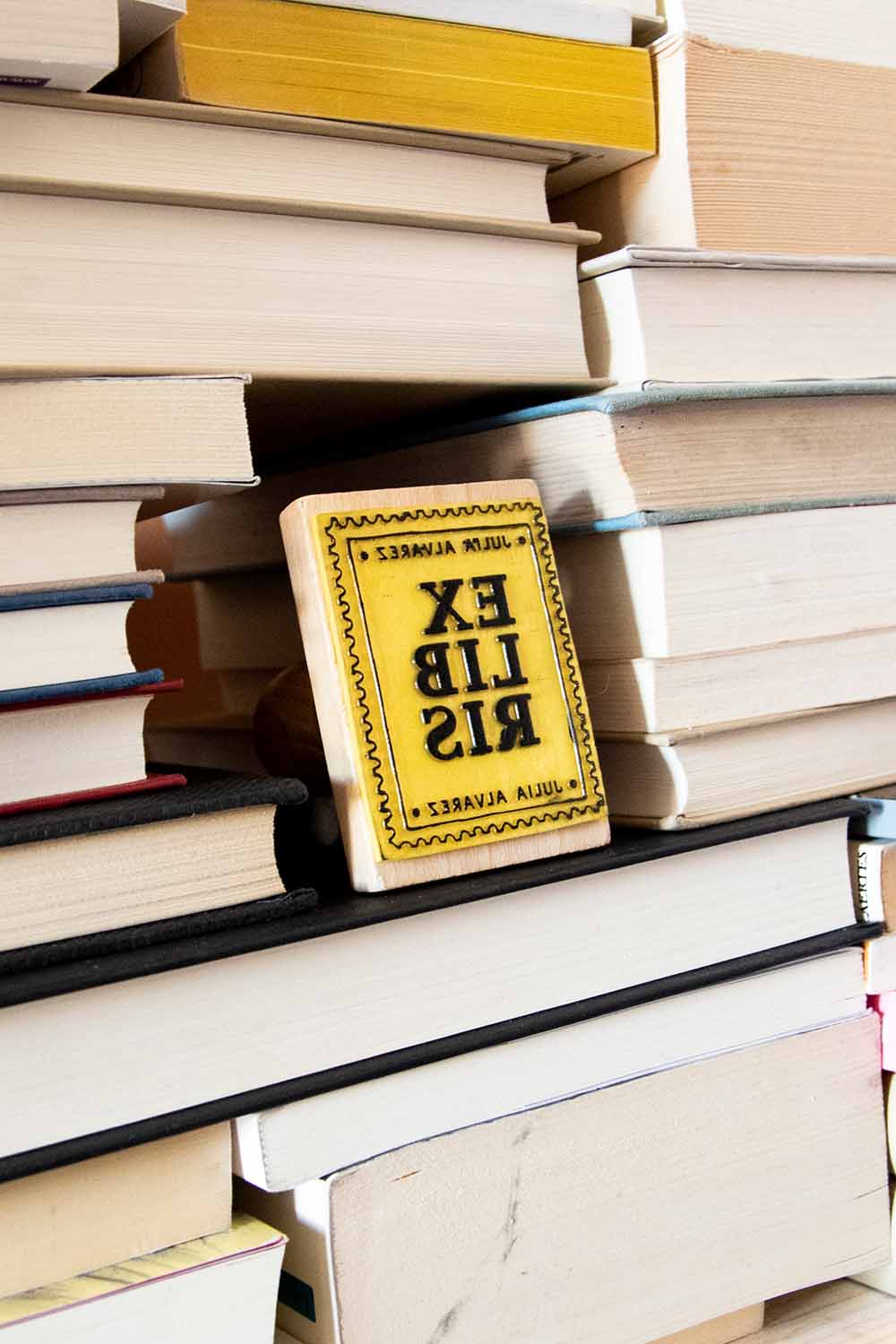 Sello exlibris grabado con un sello postal