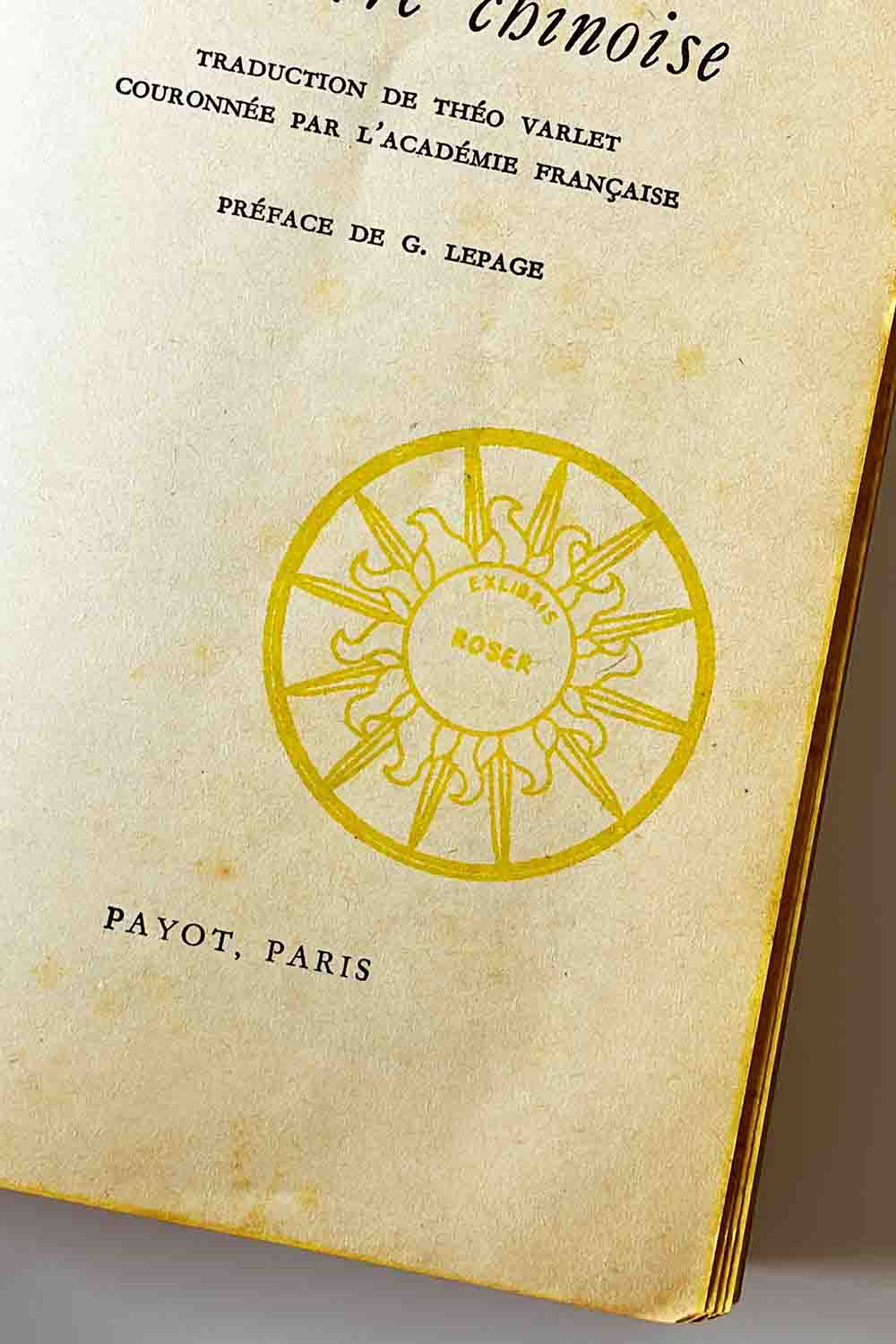 Portadilla de libro estampado con sello exlibris de un sol