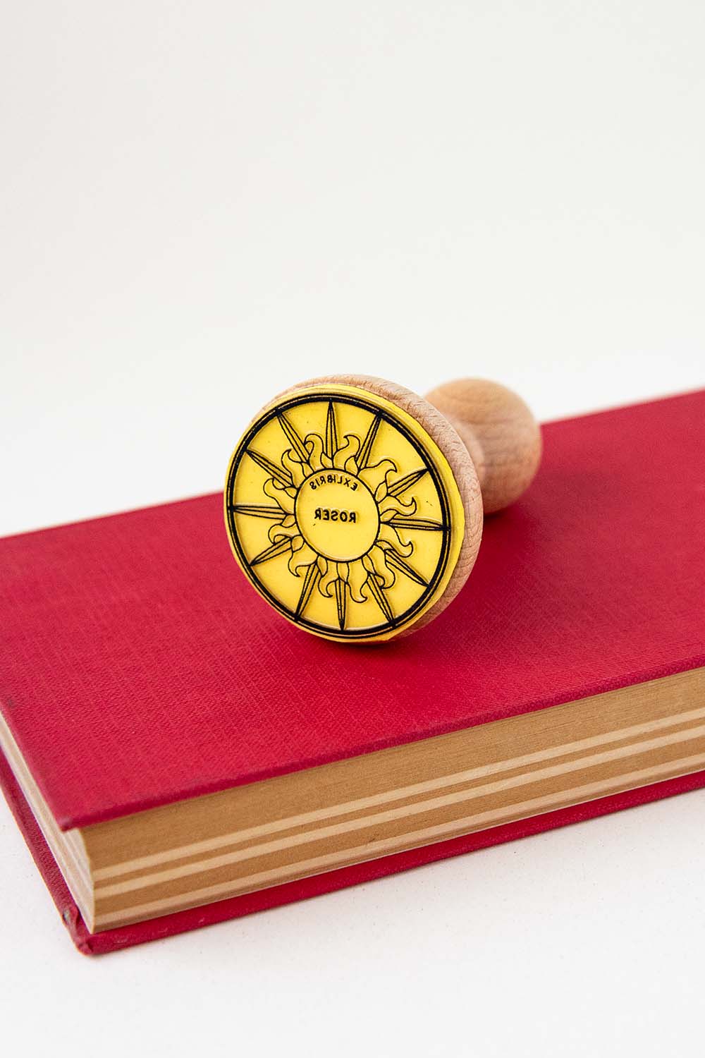 Sello exlibris grabado con un sol