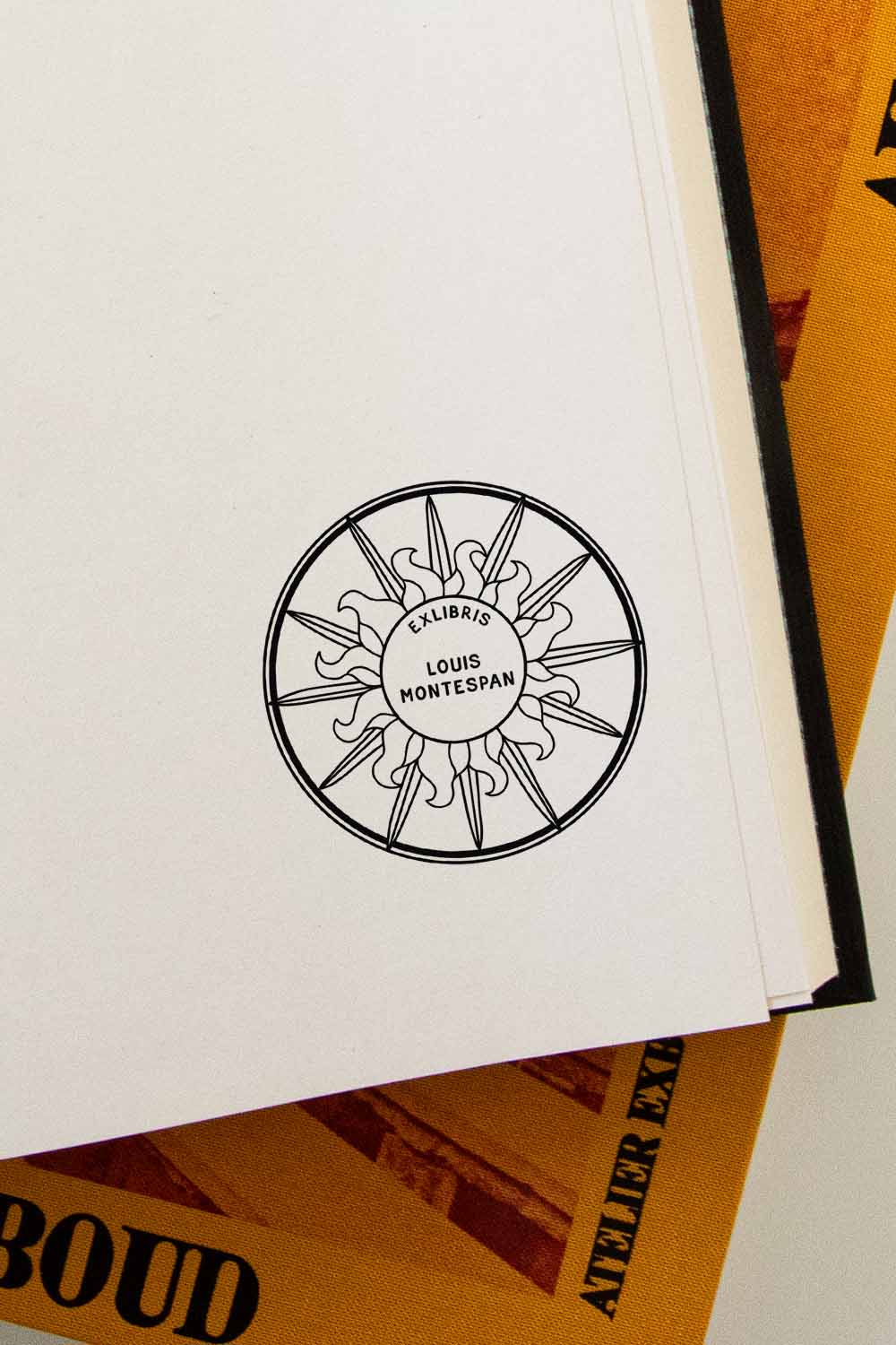 Portadilla de libro estampado con sello ex libris de un sol