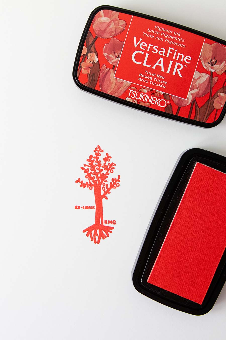 Almohadilla de tinta roja y exlibris