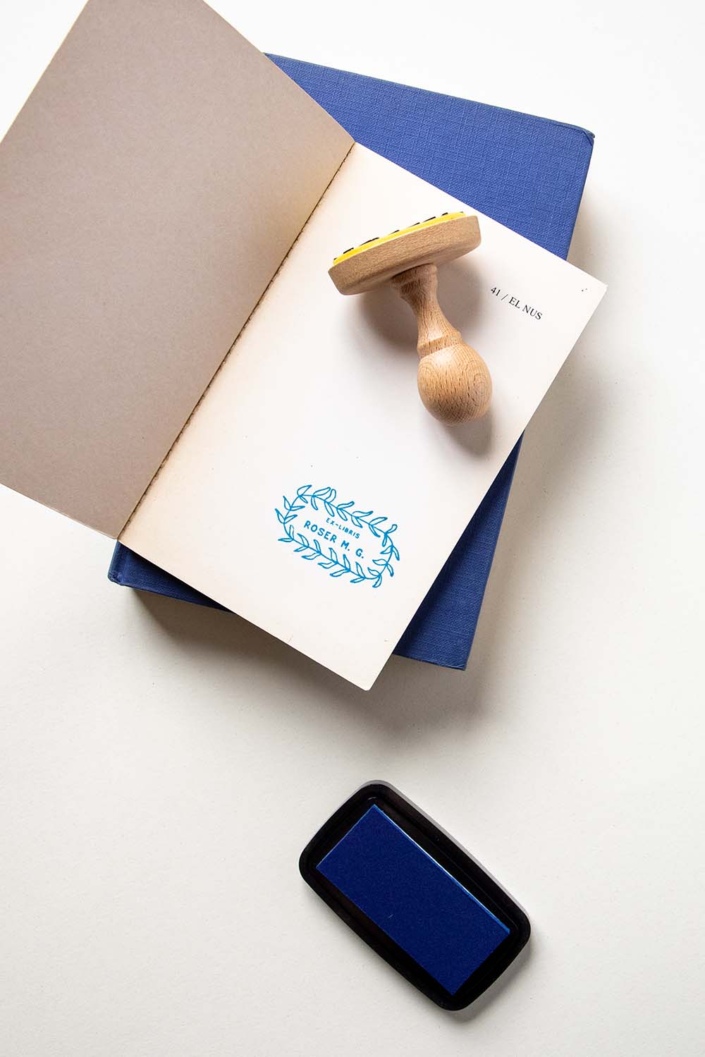 Portadilla de libro estampada con sello exlibris de una corona de hiedra