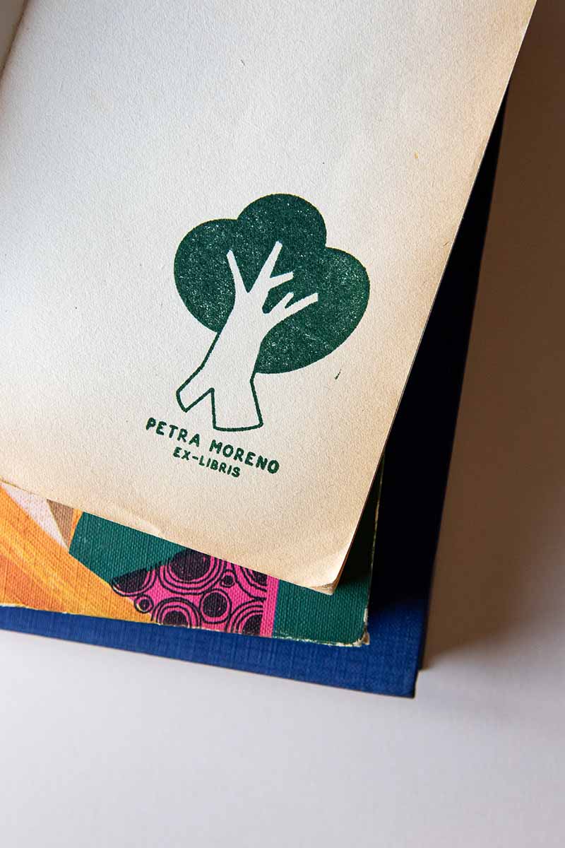 Portadilla de un libro estampada con un árbol simple