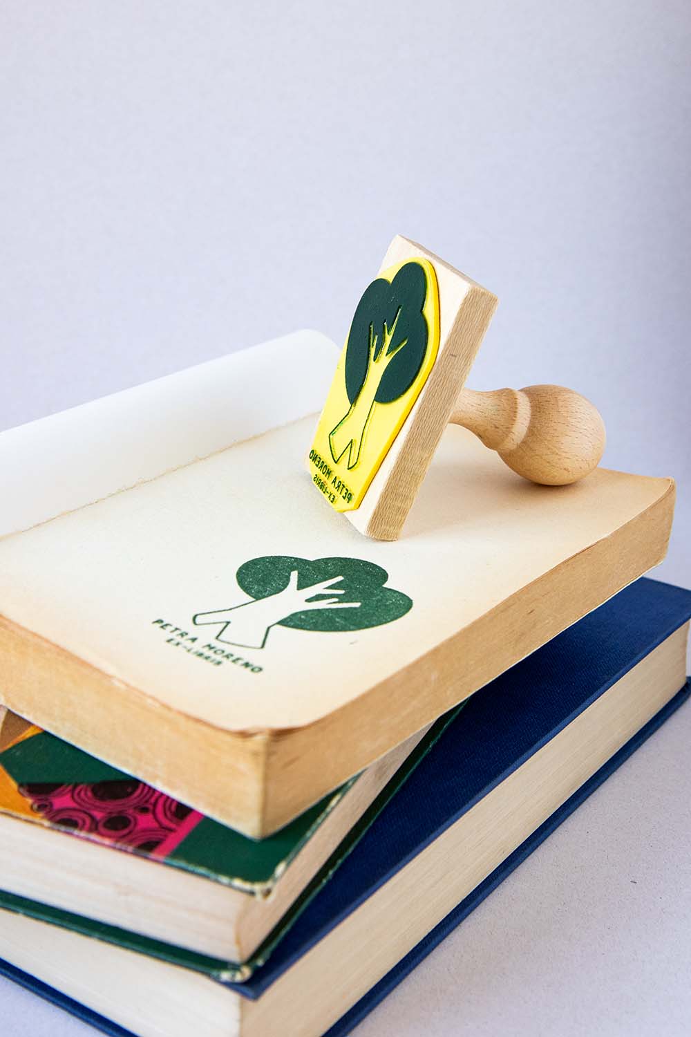 Sello ex-libris con un árbol simple