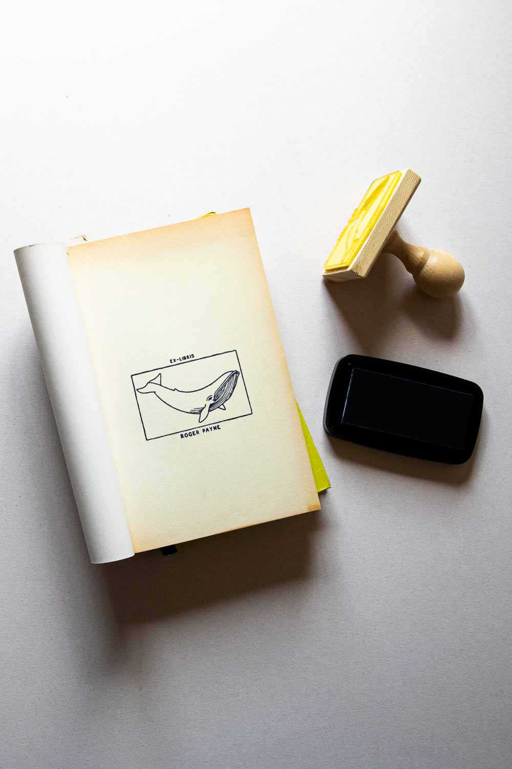 Portadilla de libro estampado con sello exlibris con una ballena