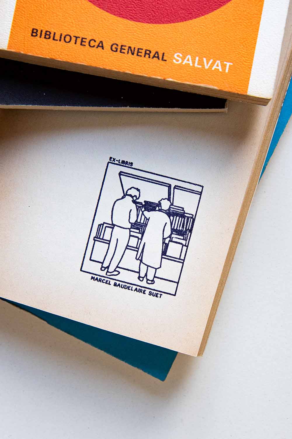 Portadilla de libro estampado con dos personas mirando los libros en los bouquinistes de París