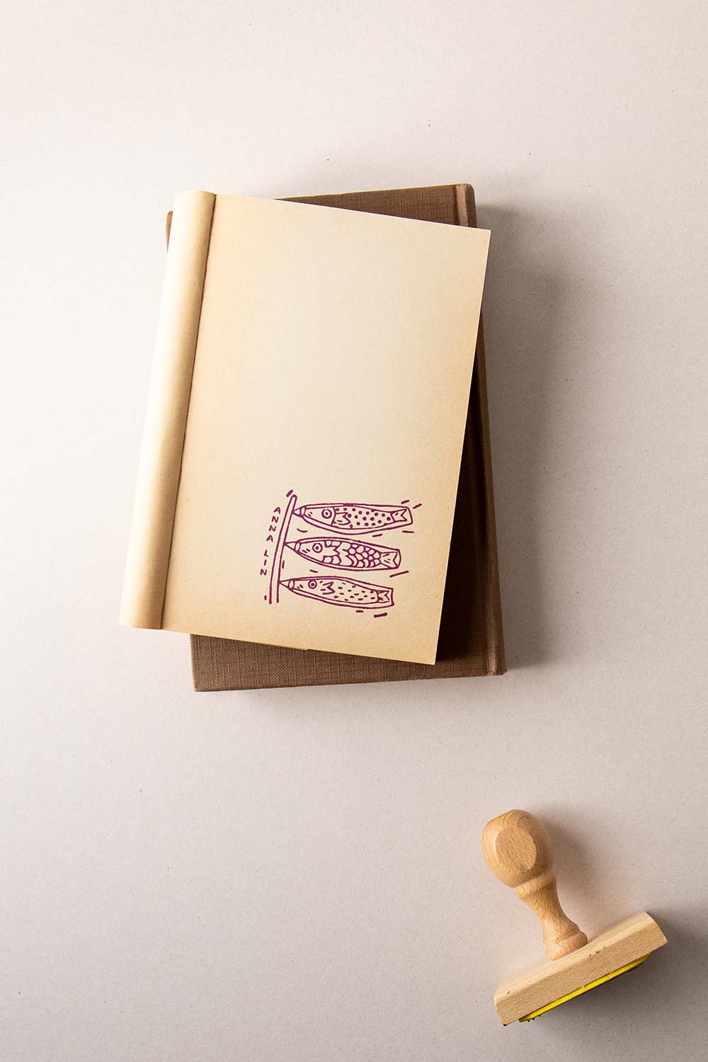 Portadilla de libro estampada con sello exlibris de tres carpas y sello