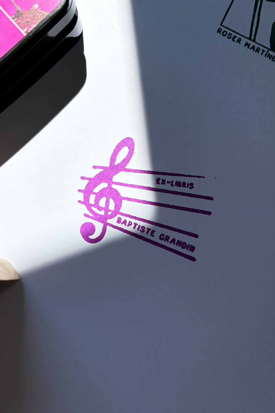 Portadilla de libro estampado con sello exlibris con clave de sol y pentagrama