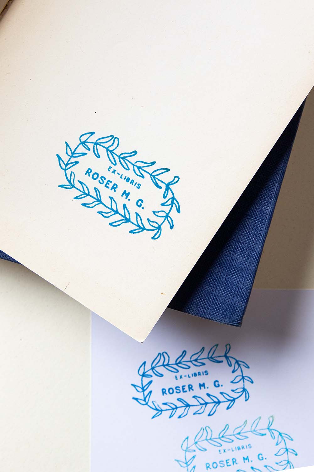 Portadilla de libro estampada con sello exlibris de una corona de hiedra