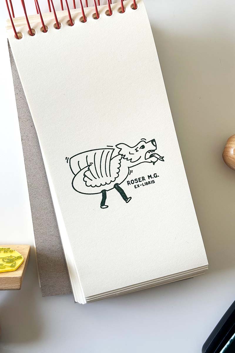 Portadilla de libro estampada con sello exlibris de un dragón del folclore catalán