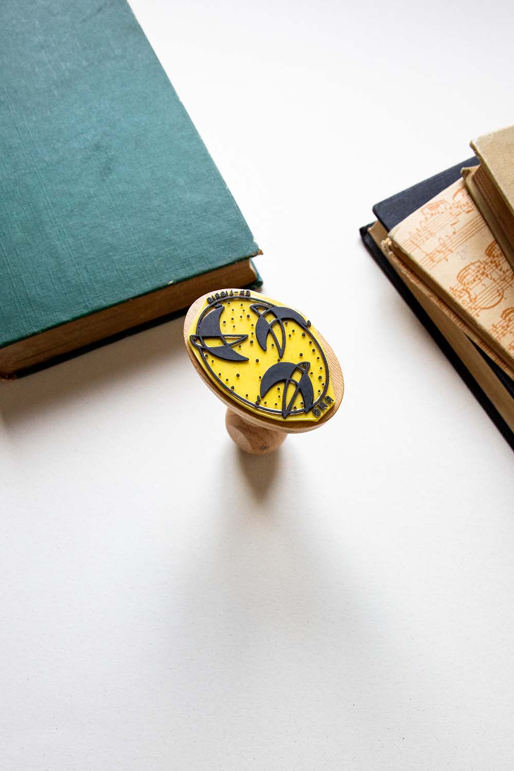 Sello ex-libris de tres golondrinas volando