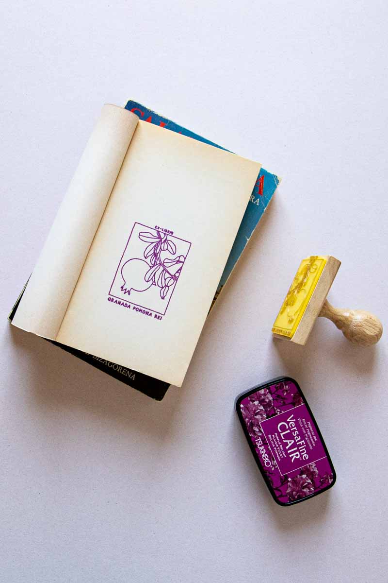 Portadilla de libro estampado con sello exlibris con granado