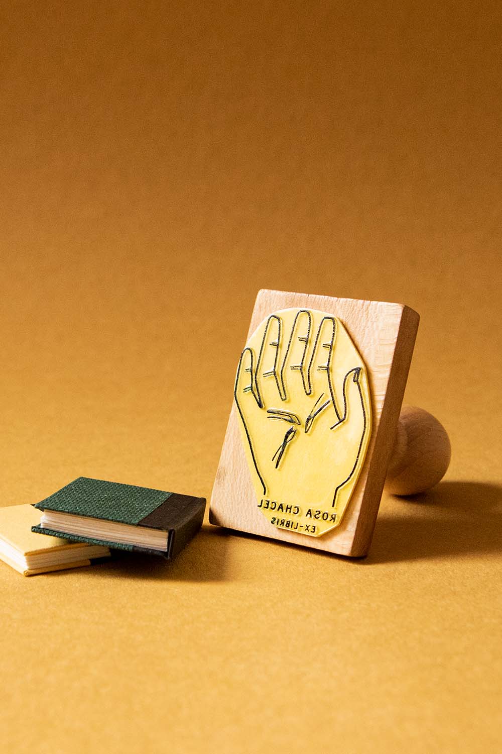 Sello ex-libris de una mano con semillas