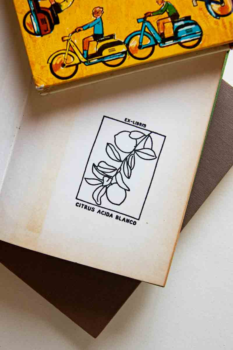 Portadilla de libro estampado con sello exlibris con limonero