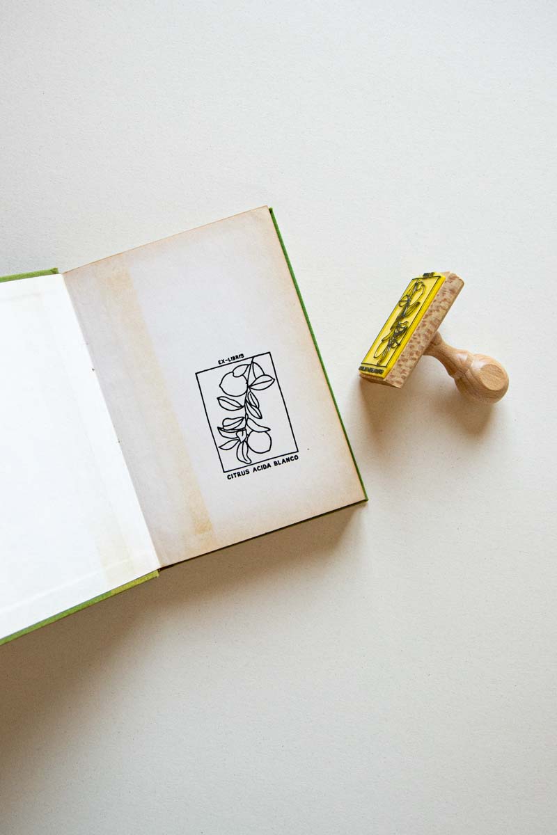 Portadilla de libro estampado con sello exlibris con limonero