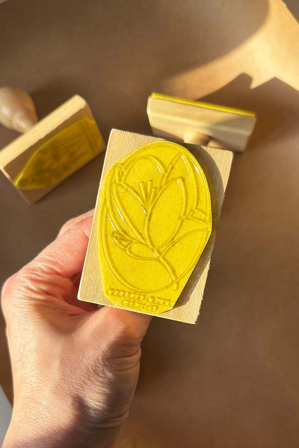 Sello exlibris grabado con una flor magnolia